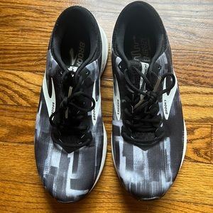Brooks Energize Neutral Woman’s  Shoes Black/White worn only 3 times